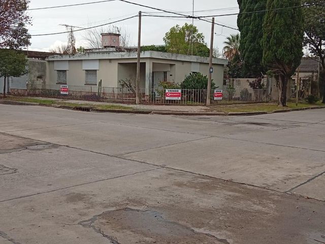 Casa en esquina sobre importante Terreno