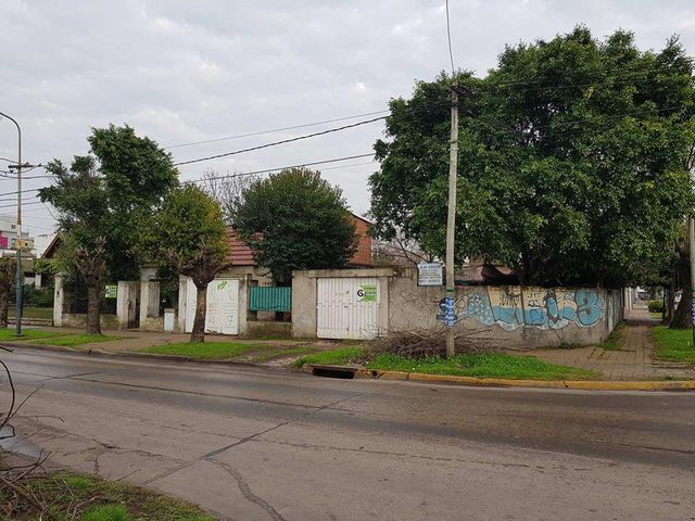 Oportunidad! Excelente Esquina en Moreno Centro Lado Norte sobre calle Uruguay y Dorrego | 490m2