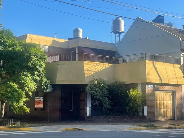 CASA EN LOTE PROPIO , EN ESQUINA , APTO PROFESIONAL