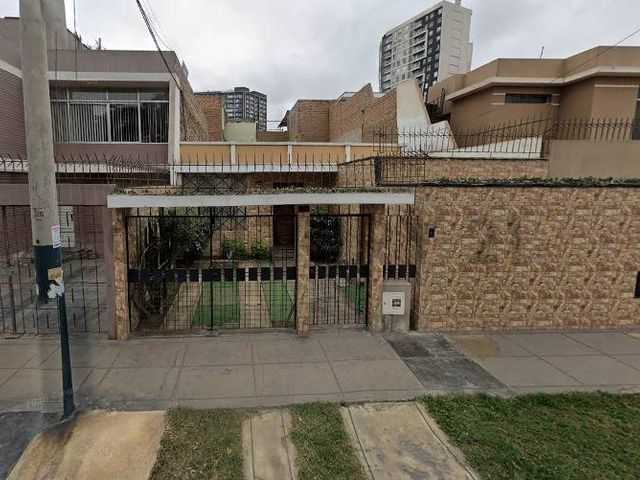 Casa en venta frente a parque en Pueblo Libre – 162 m²