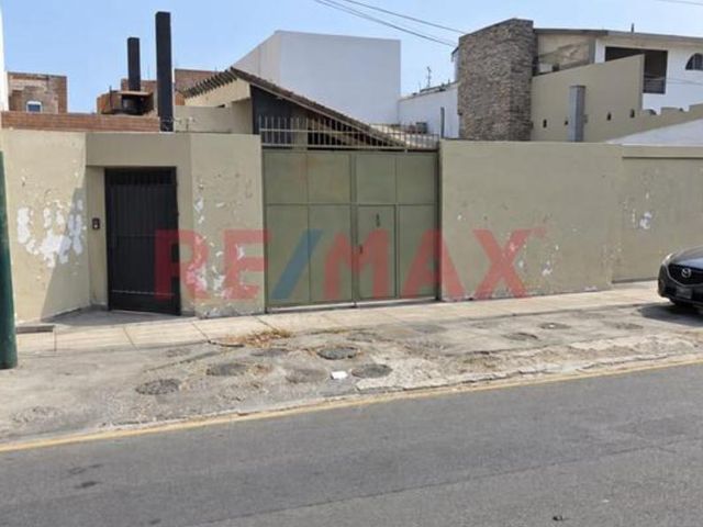 Casa En Venta Como Terreno En Av. Raúl Ferrero La Molina