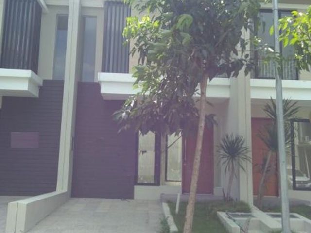 Rumah disewakan Northwest Lake Surabaya