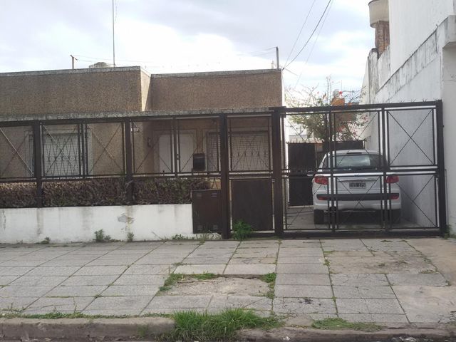 IMPORTANTE PROPIEDAD. LOTE DE 10x20. 2 DEPTOS.