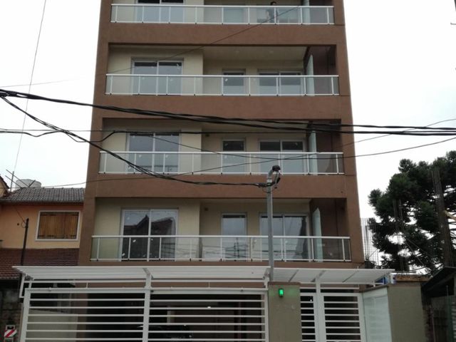 Excelente departamento 2 ambientes (semipiso) con cochera (opcional). Posee balcón corrido, cocina integrada al ambiente del living-comedor, dormitori