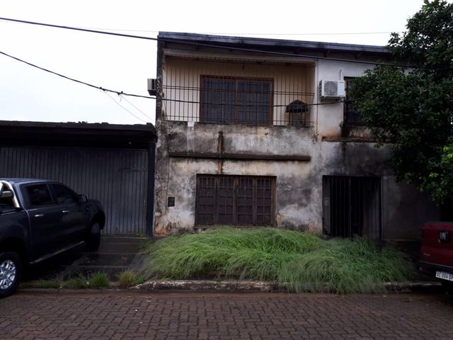 Casa dos plantas sobre calle Moreno
