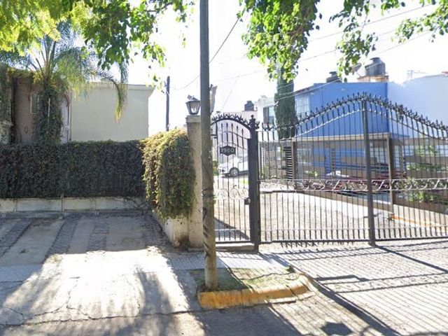 Casa en Fracc. Misión del Bosque, Zapopan, Jalisco. **Remate Bancario**.