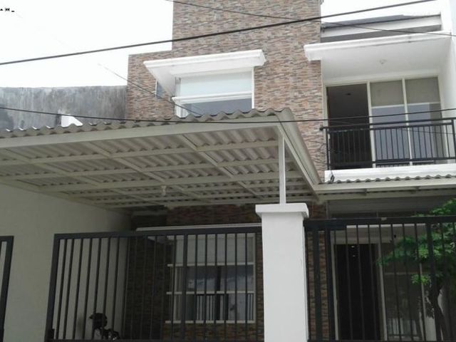 Rumah di Ngagel Wasana, Strategis, Furnish