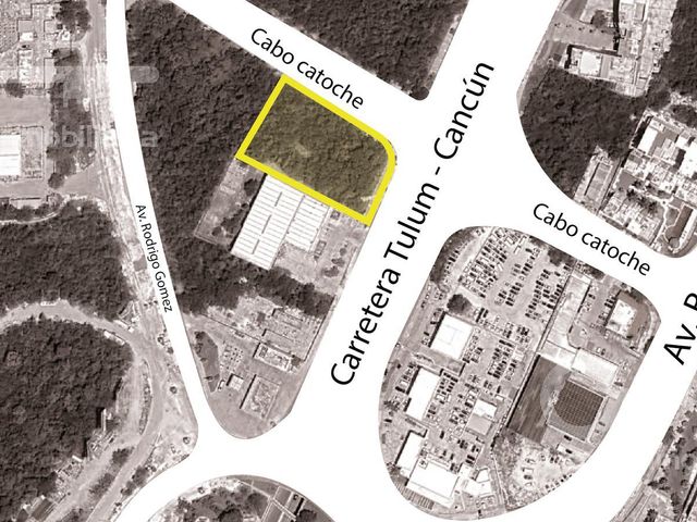 Venta de Terreno de 4,256 m2 en esquina de Av. Tulum, Supermanzana, Cancún, Quintana Roo.