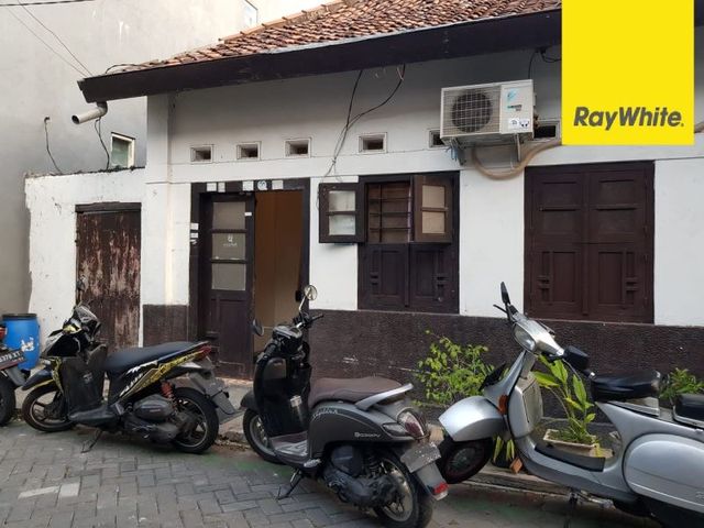 Dijual Rumah Bangunan 1,5 Lantai Strategis Di Jl. Kemayoran, Surabaya