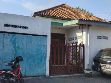 Dijual rumah pesapen Jetis dekat jln raya rajawali cocok buat gudang dan kantor Surabaya*