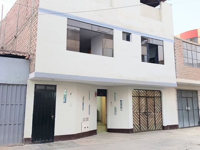Casa En Venta En San Martin De Porres (2 Pisos Más Azotea)- Oportunidad De Inversión