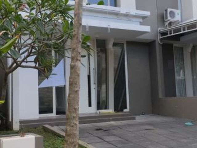 Disewakan Rumah Lokasi di Citraland Greenlake, Surabaya Barat