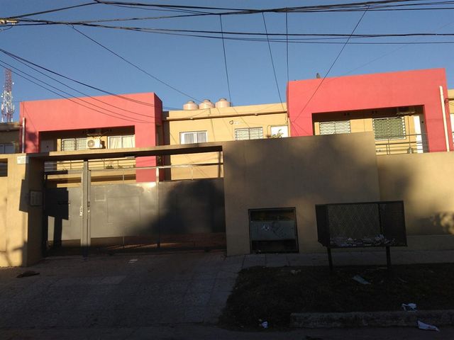 Departamento en complejo. En planta alta