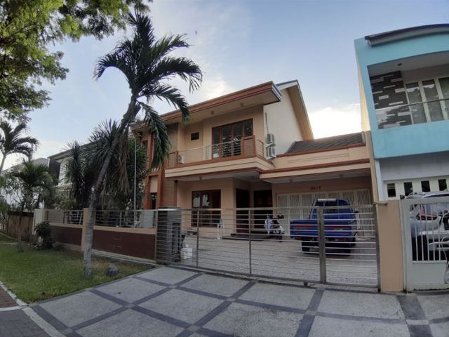 Disewakan Rumah mewah seberang dealer Honda di royal residence surabaya