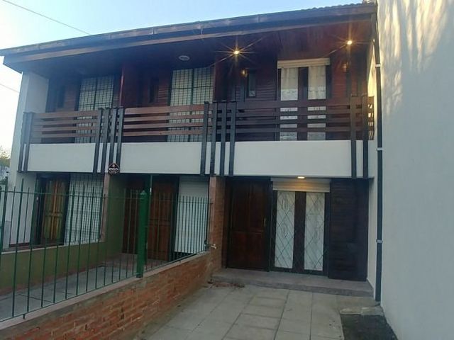 VENTA Duplex 3 Ambientes con balcón saliente, entrada de auto y patio, reciclado a nuevo