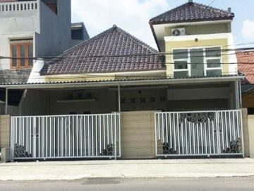 Rumah siap pakai Gayungsari Listrik 5500 watt, Strategis