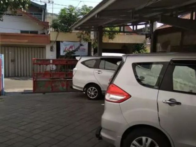 *Dijual lahan buat tempat parkir mobil ada rumahnya Kupang panjaan sawahan Surabaya*