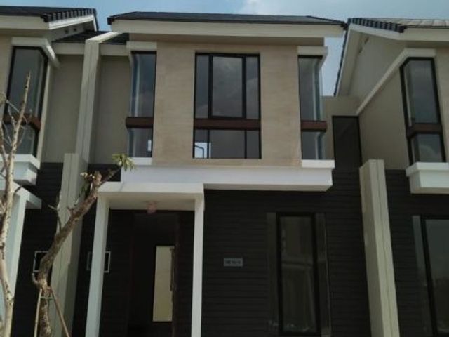 Dijual rumah baru gress elegan di northwest lake citraland surabaya