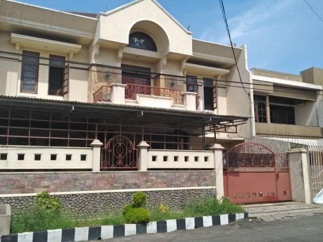 Rumah Mewah Manyar Kertoarjo Lantai Marmer, Ada Jacuzzi