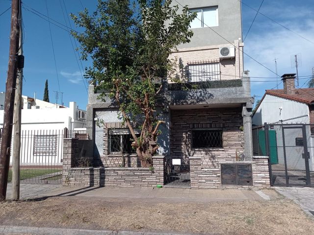 Tipo casa 3 ambientes al frente para modernizar. Villa Luzuriaga