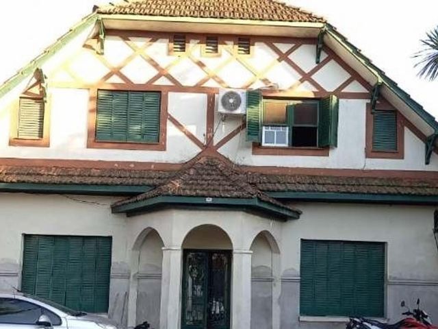 PERMUTA - CASA DE 8 AMBIENTES EN AMPLIO LOTE DE 884MT2 EN VENTA - MORON NORTE