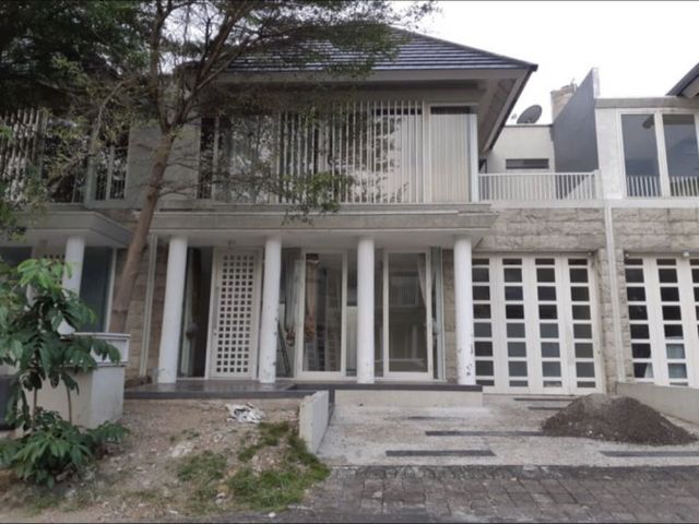 Rumah cantik asri di stonegate citraland sby barat