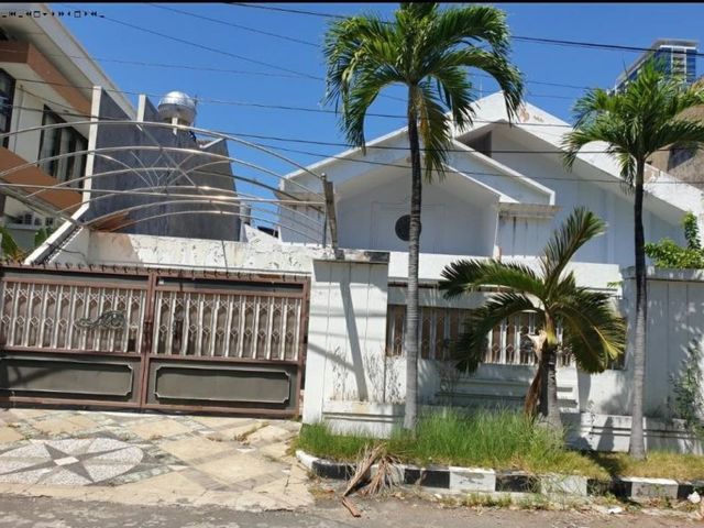 Rumah Dharmahusada Indah Tengah, Strategis