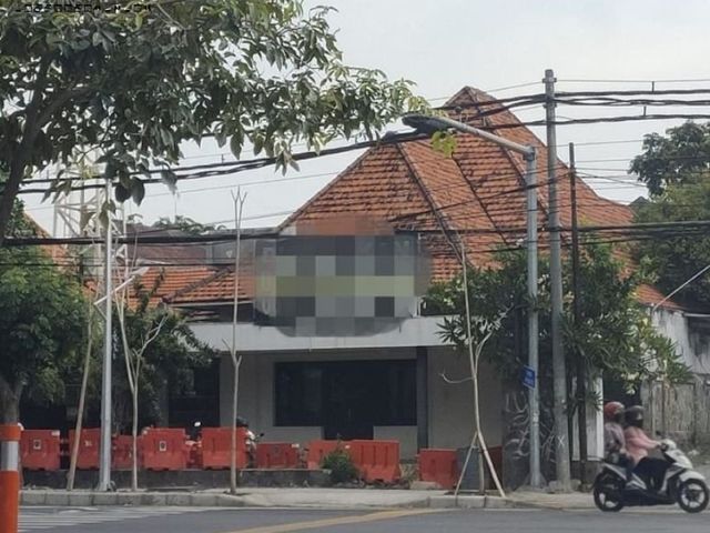 Rumah Komersial JL. Ambengan Area ramai, cocok untuk Resto