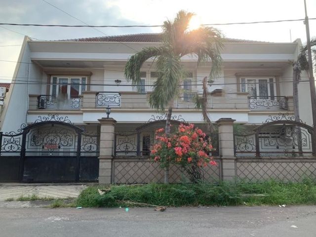 Rumah Dharmahusada Indah Barat Strategis, Siap Huni, Lantai 1 Full Marmer, Garasi 2 Mobil