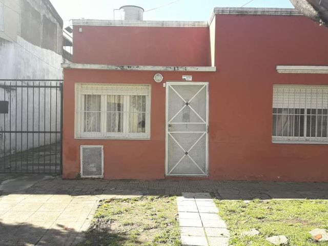 Ph frente  en venta sobre calle Agustin Magaldi entrada para 2 autos,cocina comedor,baño ,2 dormitorios ,patio con lavadero.