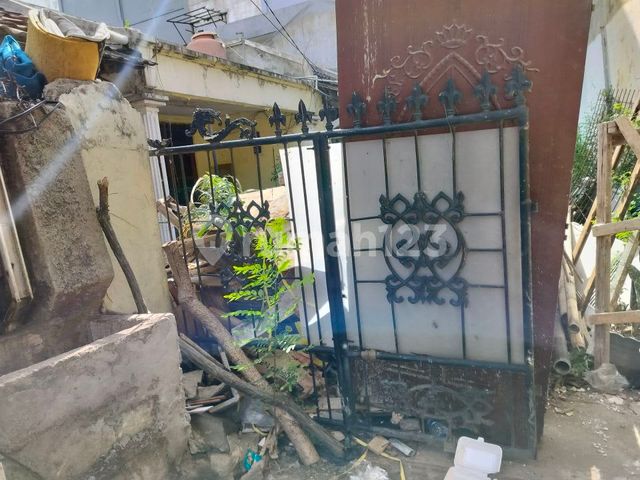 Rumah lama sudut berbatasan dibelakang dgn fasum2