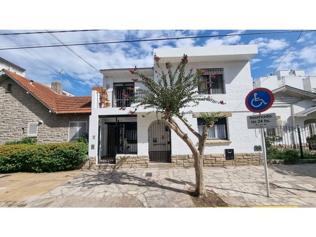 En venta: Chalet en 2 plantas. Zona Güemes