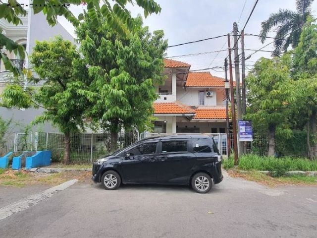 Rumah Dharmahusada Permai, Strategis, row 3 mobil