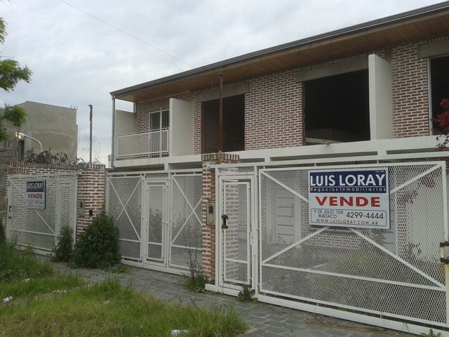 BLOCK de dúplexs ubicados a 300 metros de la Avenida Hipólito Yrigoyen