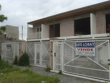 BLOCK de dúplexs ubicados a 300 metros de la Avenida Hipólito Yrigoyen