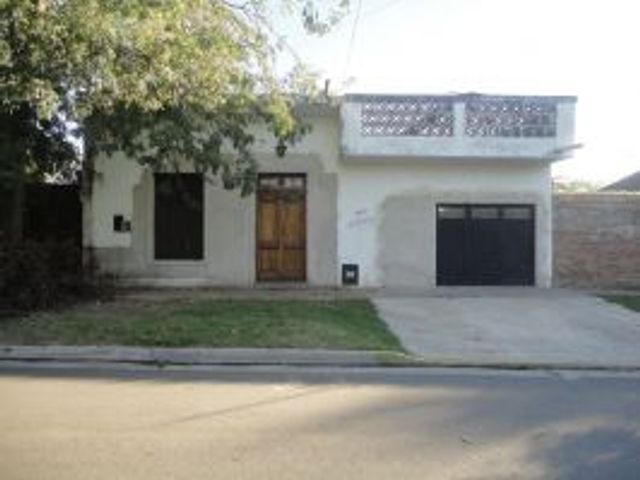 MARMOL : EXCELENTE PROPIEDAD DE ESTILO EN VENTA , 2 DORMIT.+ ENTREPISO+ LIVING-COMEDOR, COCINA,, LAVADERO, BAÑO, C/COCHERA, PATIO-JARDIN C/ PARRILLA.
