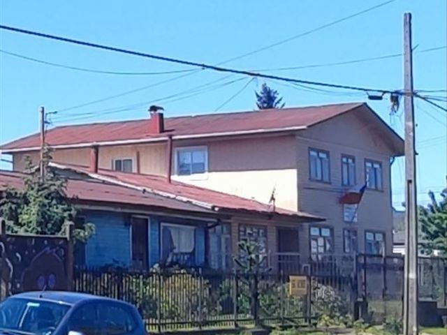 Se vende amplia casa con 9 dormitorios en Valdivia.