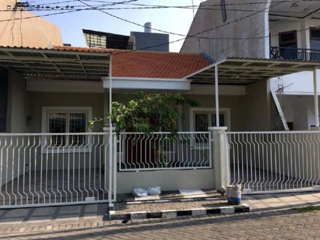 Rumah siap pakai Manyar jaya