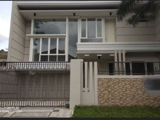 Rumah new modern di villa royal Pakuwon City Surabaya
