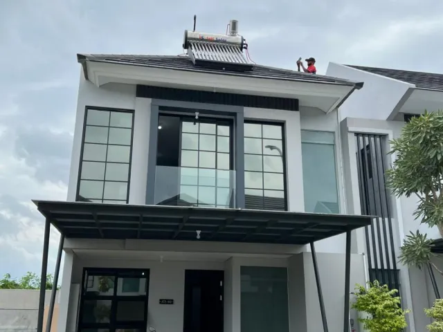 DIJUAL RUMAH 2 LANTAI SEMI FURNISHED – GRAND PAKUWON CLUSTER GLADSTONE