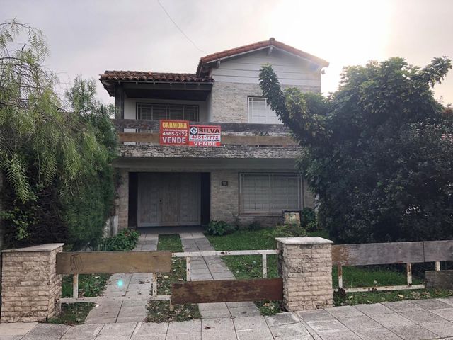 Excelente  ubicacion Chalet en 2 plantas para reciclar