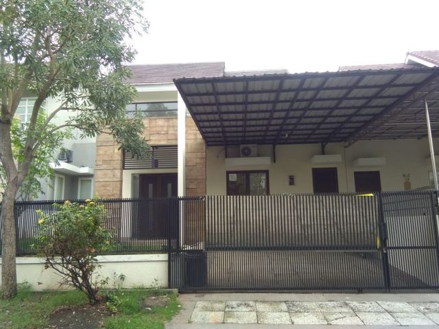 Rumah disewakan Woodland Surabaya