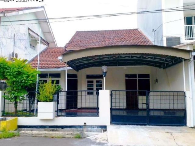 Rumah di Nginden Intan Timur, Siap Huni, Carport