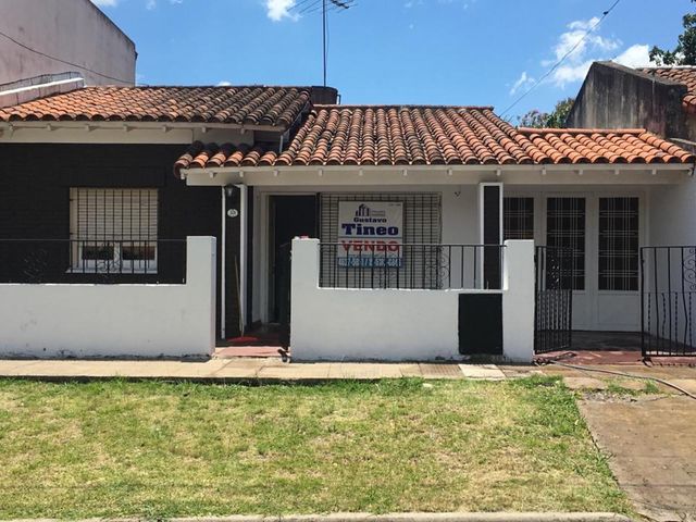 CASA DE TRES AMBIENTES A POCAS CUADRAS DEL CEMENTERIO DE MORÓN