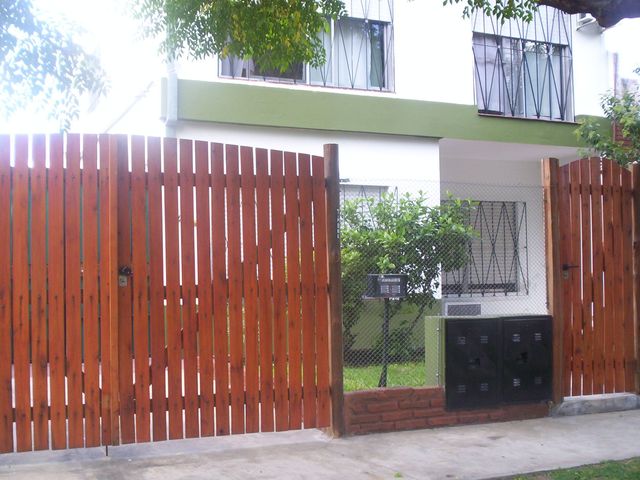 Casa con potencial para dos familias ubicada a 50 metros de la Avenida Monteverde .