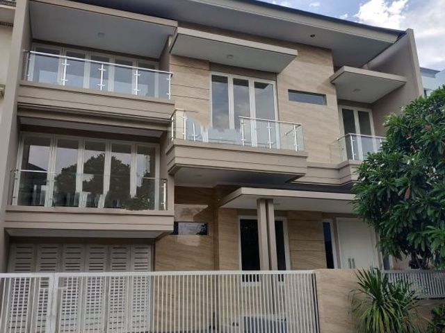 Mewah Full Granit Rumah Split Level Lokasi Strategis