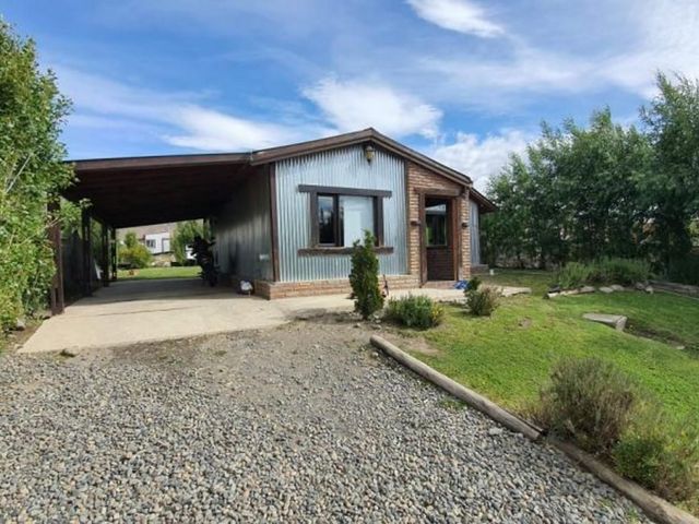 Excelente vivienda totalmente parquizada