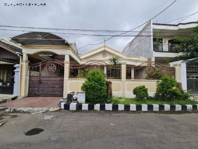 Rumah di Manyar Kertoarjo, Strategis