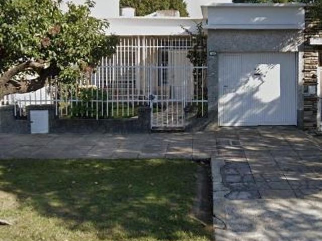 Casa Americana de 3 ambiente con garage y fondo libre