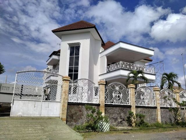 Rumah MEVVAH dan LUAS di pusat kota sidoarjo.